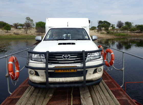 Passage en ferry sur la Boteti River pour rejoindre le Parc National Makgadikgadi