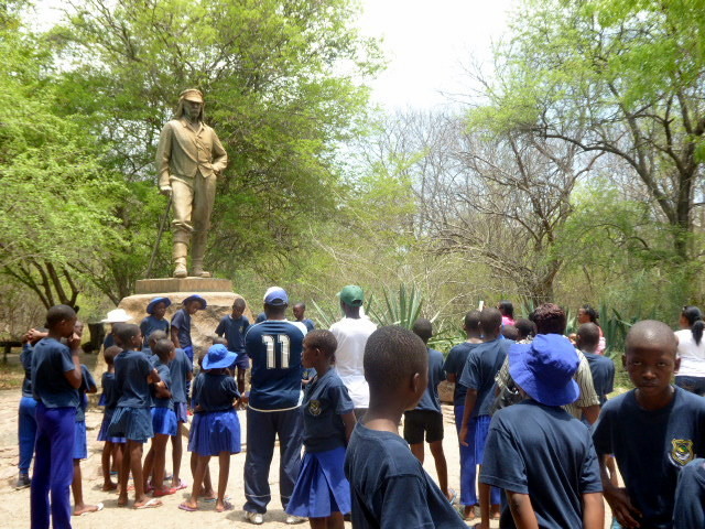 Leçon d'histoire devant la statue de David Livingstone