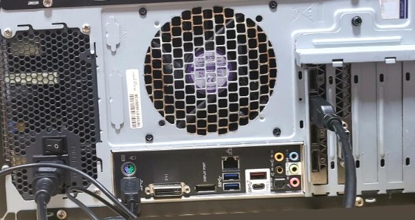 iiyama LEVEL∞PCの背面画像