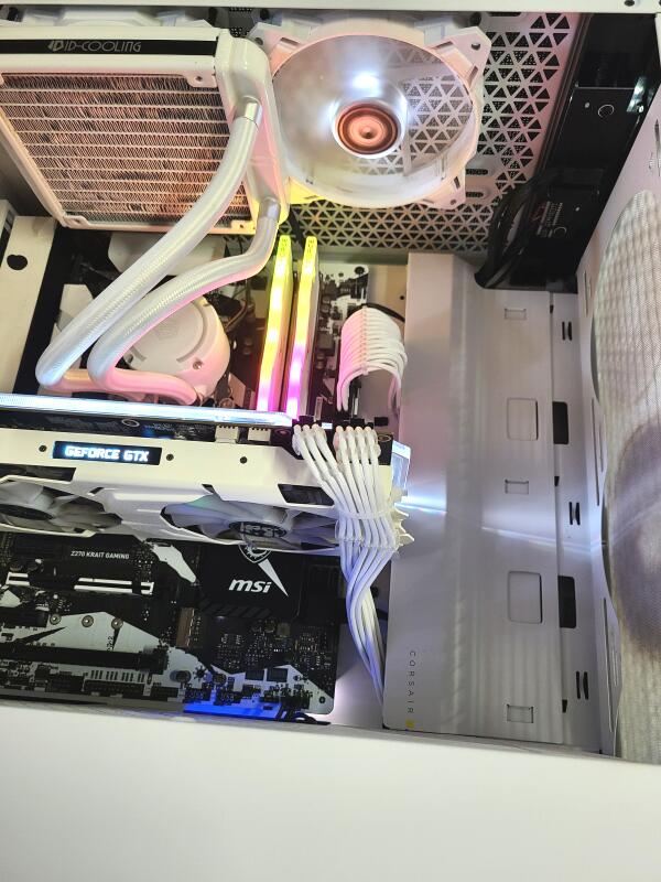白ベース自作ゲーミングPCの内部写真