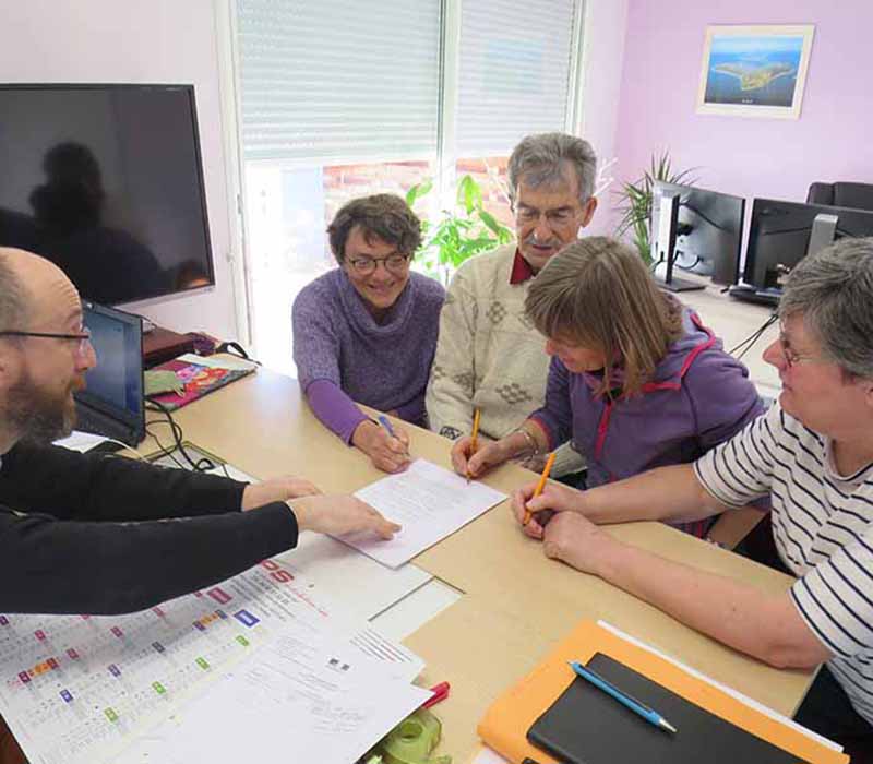 Signature chez le notaire,  sourires et soulagement