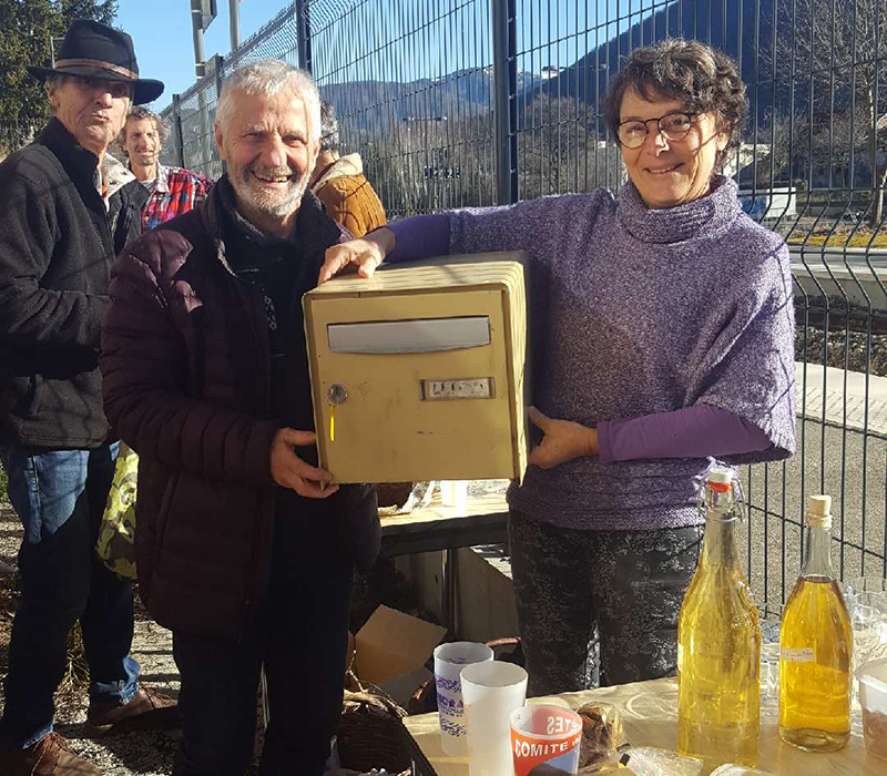 Poser une boite aux lettres, beau symbole pour la maison commune