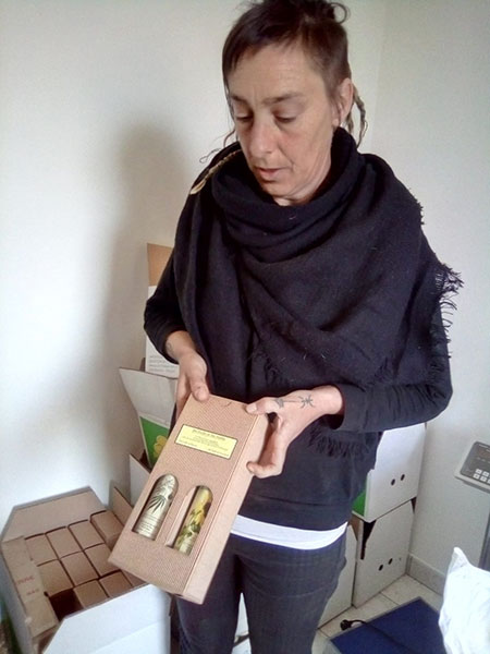 Cécile nous présente son coffret cadeau 2 bouteilles d'huiles avec le mode emploi.