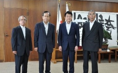 ＜左から、金井副会長、福田会長、清水市長、山本副会長＞