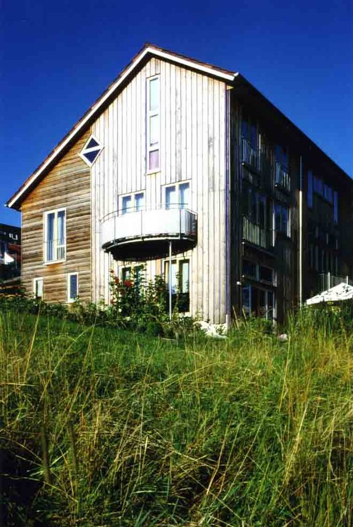 hohe Fassade im Süden um die Sonne einzufangen, geschlossen im Norden