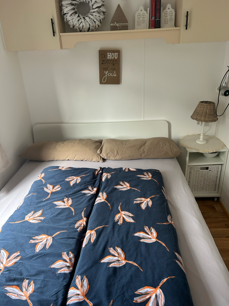 1. Schlafzimmer mit neuem Bett (140x 200 cm), neuer 7- Zonen-Komfortmatratze mit Topper , 2 separaten Lattenrosten 