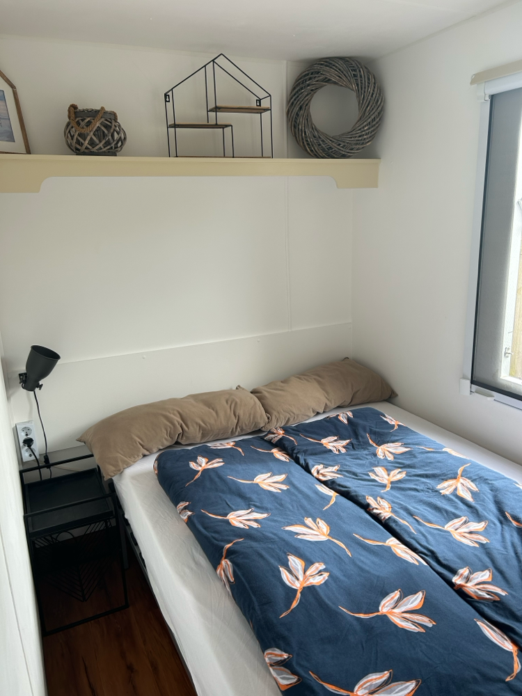 2. Schlafzimmer  mit neuem Bettgestell ( 120x 190 cm ) und neuer 7 Zonenkomfortmatratze