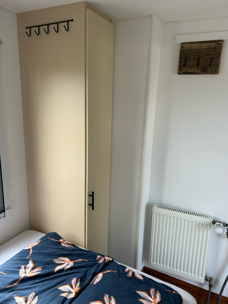 2. Schlafzimmer : Insektenrollo und Verdunkelungsrollo, Kleiderschrank mit rutschfesten Kleiderbügel und 2 Hakenleisten. 