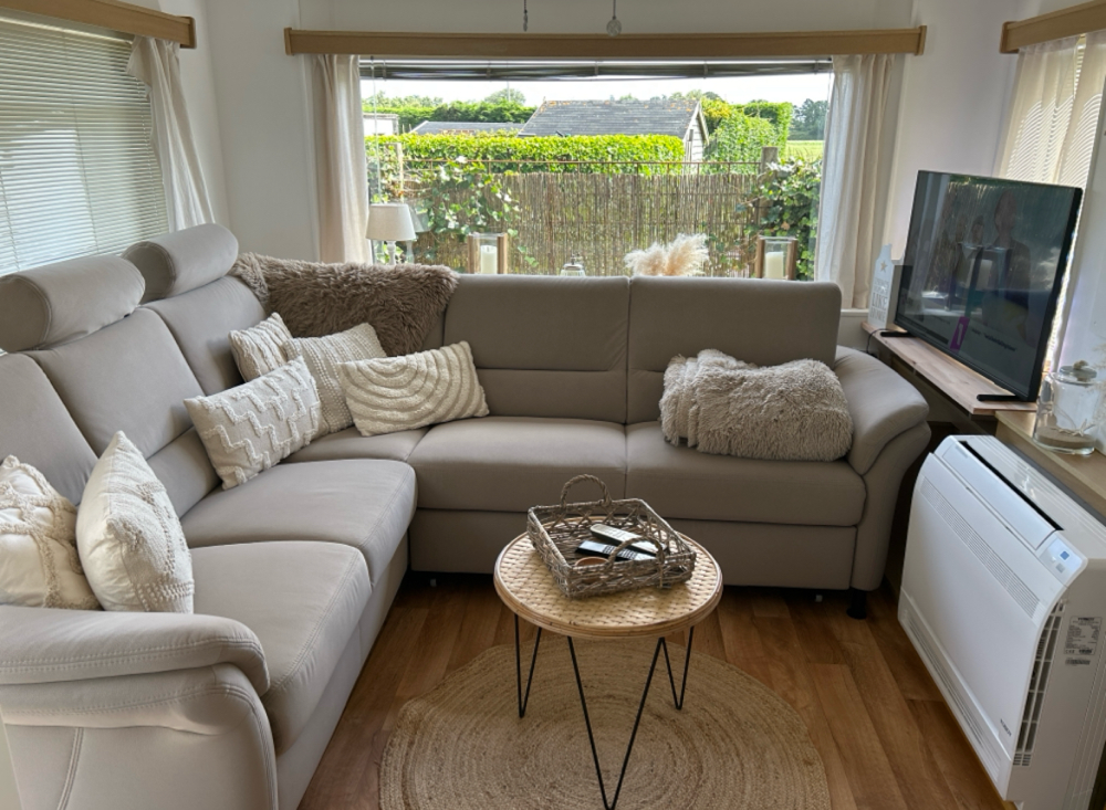 Wohnzimmer mit gemütlicher Couch und Smart-TV