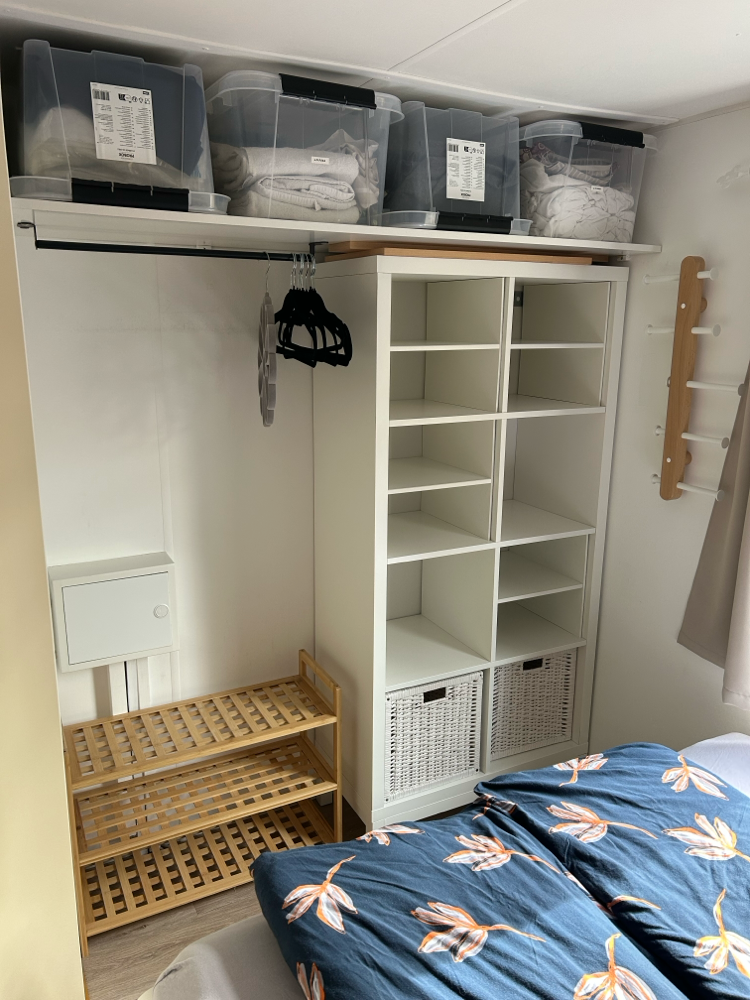 1.Schlafzimmer mit Insektenrollo und Verdunkelungsgardinen, mit offenen Regalen , Kleiderstange mit rutschfesten Bügeln und Schuhregal. 