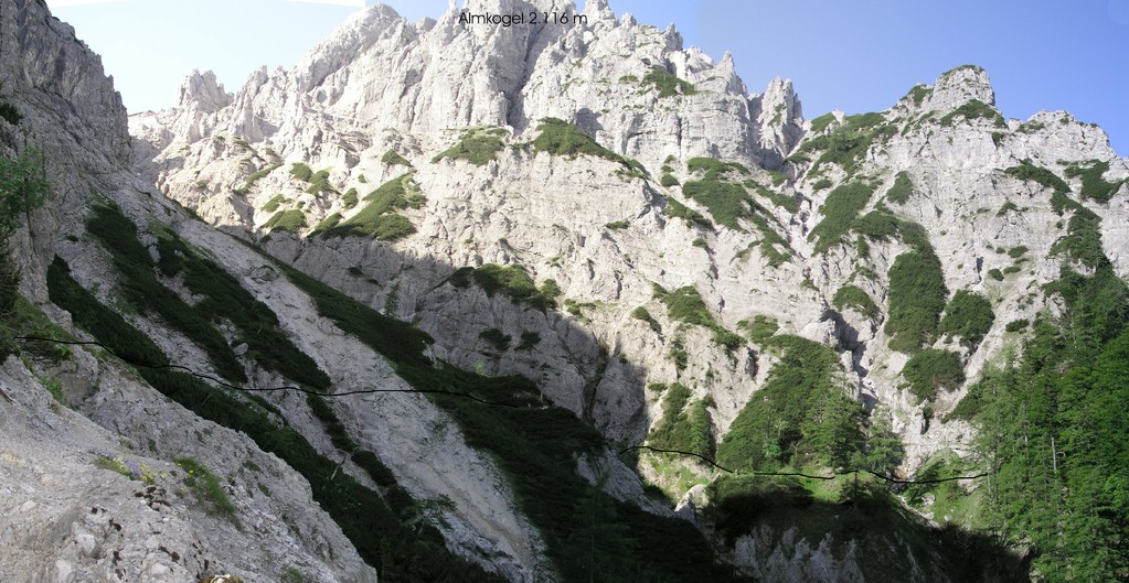 Der Dolomitensteig führt an den Nordhängen des Almkogel entlang