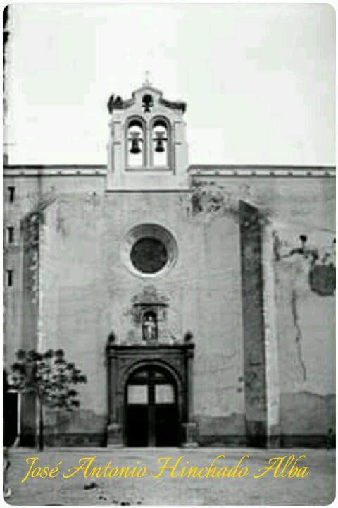 Como podemos observar en esta foto, el campanario era distintinto en su forma antiguamente.