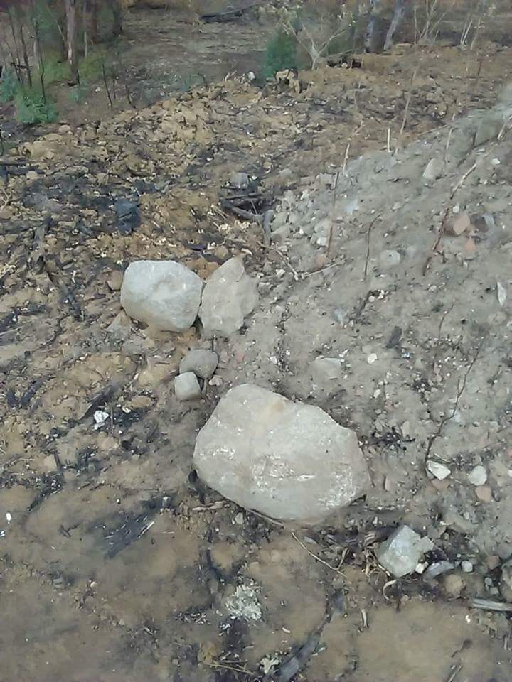 Sillares y restos de piedra de molino de granito a las afueras de Gévora.