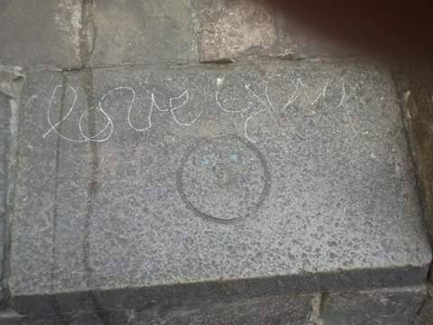 Santa Maria del Pi, en Barcelona, el círculo con el punto dentro. Se cuenta que si tocas el punto, sientes una sensación especial, aunque esta piedra no parece romana, tiene mucha similitud, con la que describimos.