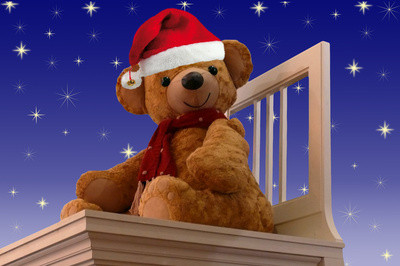 Weihnachtsteddybär sitzt auf Büchern und Stuhl