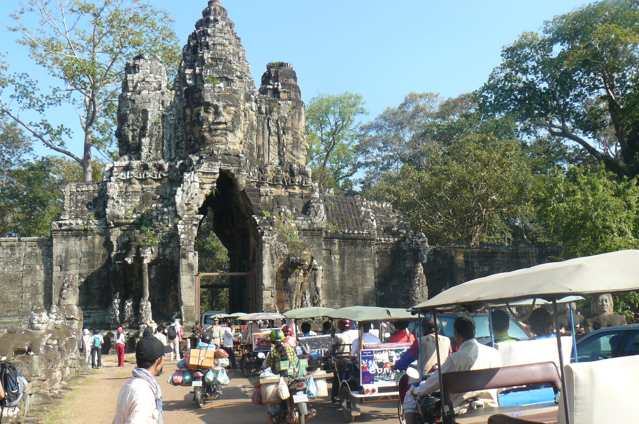 Kambodscha, Angkor Wat - Eingangstor mit tausenden von Tut Tuns