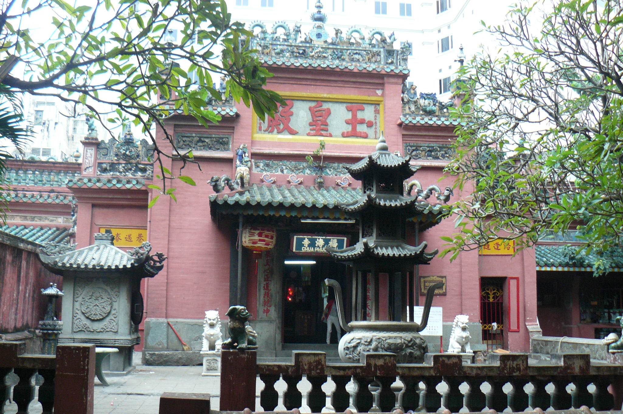 Vietnam, Ho Chi Minh-Stadt - Lena geht zu einem Tempel