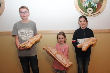 (v.l.) 2. Platz; Leander Vogel, 1. Platz; Emely Nattenmiller, 3. Platz: Annalena Schmid