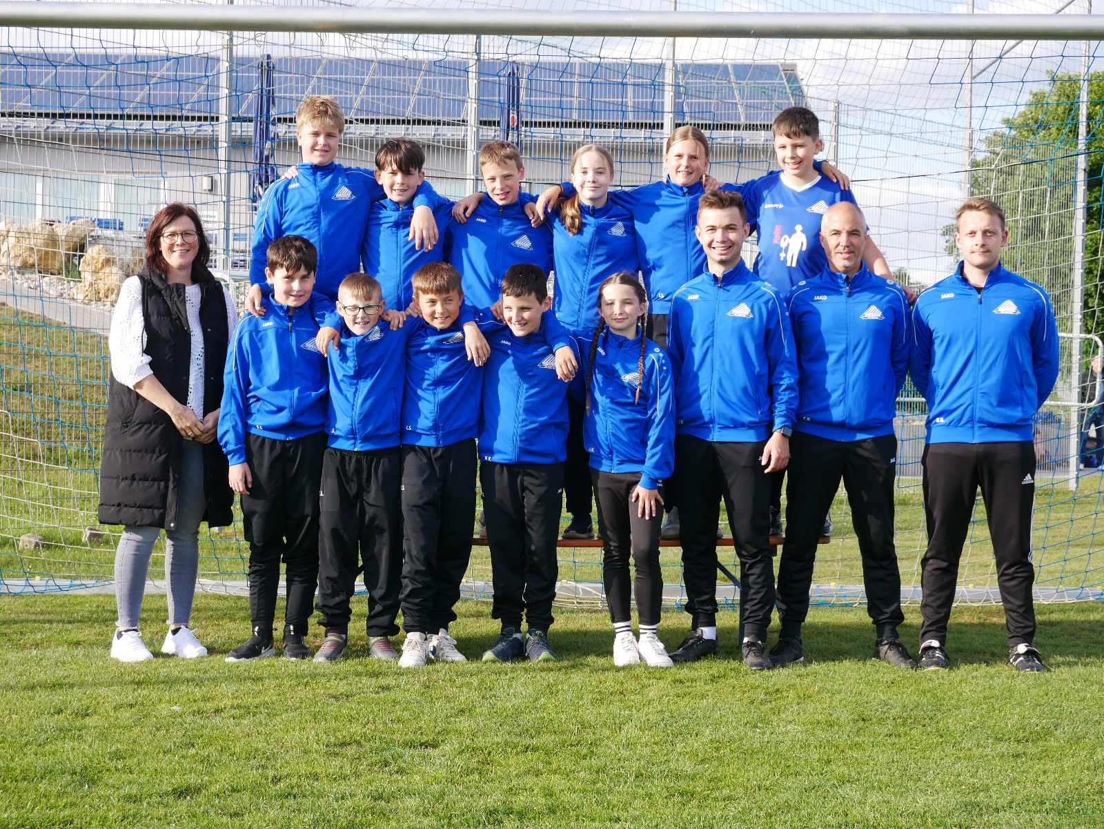 D-Junioren der Saison 24/25 mit der Sponsorin der neuen Trainingsanzüge Regina Baldauf vom Malerbetrieb Baldauf und den Trainern Sami Neumeier, Christian Neumeier und Bastian Gassner