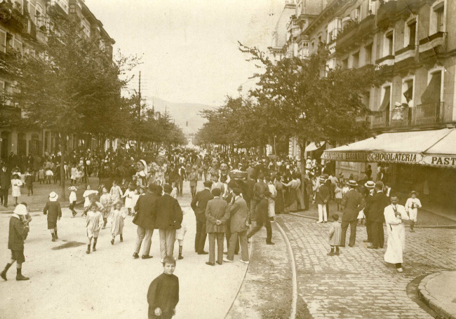 Comitiva de recepción al Regimiento San Marcial con motivo del Centenario de la II Batalla de San Marcial (Agosto 1913). Original propiedad de Ricardo Campo Requejo.