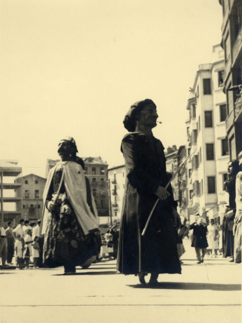 Gigantes desfilando con motivo de la recepción a los remeros de Hondarribia (década de 1950). Fotografía cedida por Alvaro Ripa Indart para su digitalización.