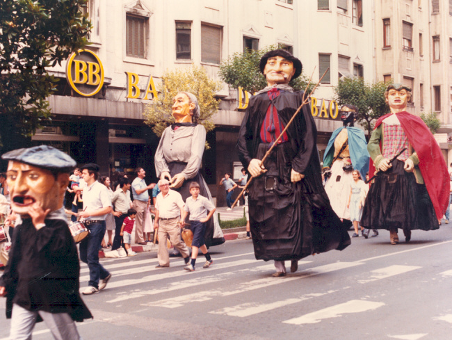 Con las estructuras viejas... Gigantes en el Paseo Colón de Irun. Fiestas de San Marcial. Año 1982. Localización archivo Album XLVI.