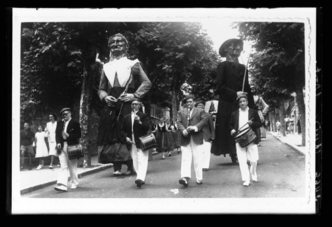 Comitiva festiva, encabezada por la banda de txistularis integrada por Ximon Zubeldia, León Arrieta, Maximino Zubeldia y Ruiz (de izquierda a derecha) 1947 Bodas de Plata