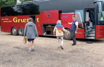 Der Busfahrer wartet auf die Fahrgäste