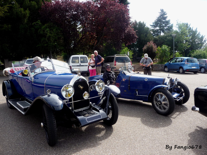 deux gentlemen  en voiture francaise