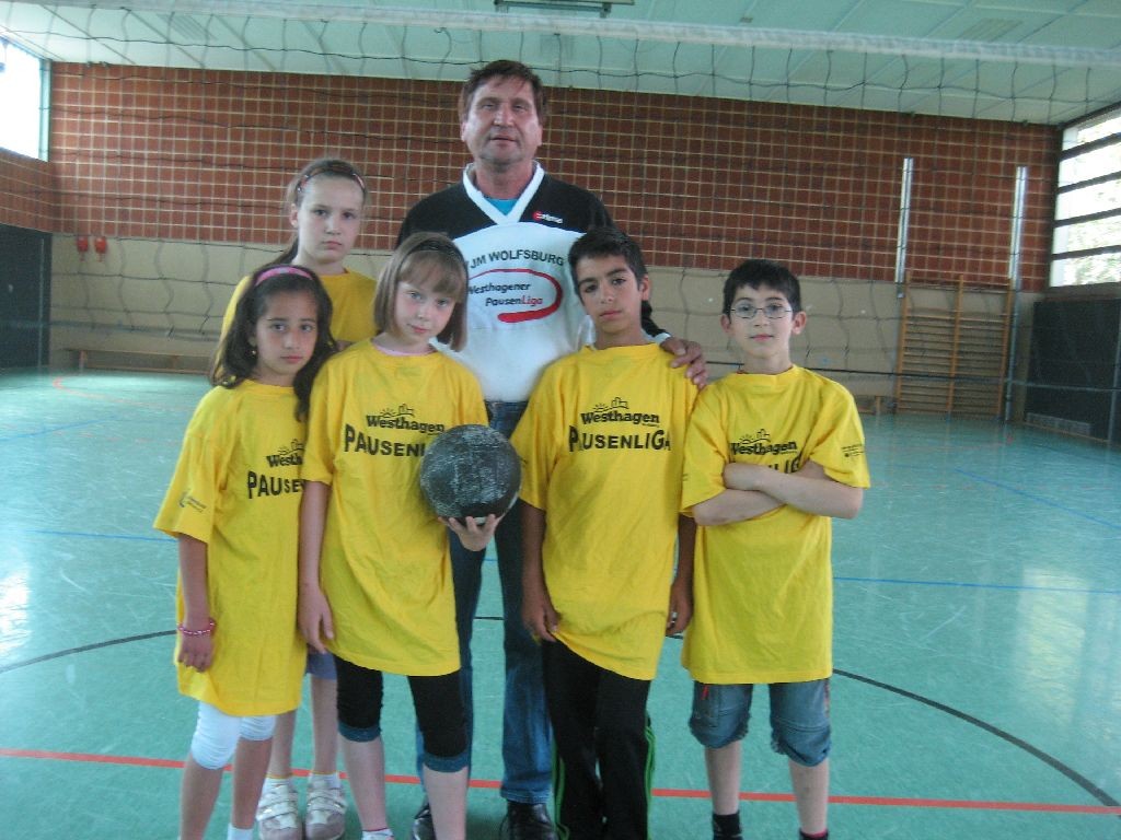 Westhagener Kinder mit dem "Willeball"