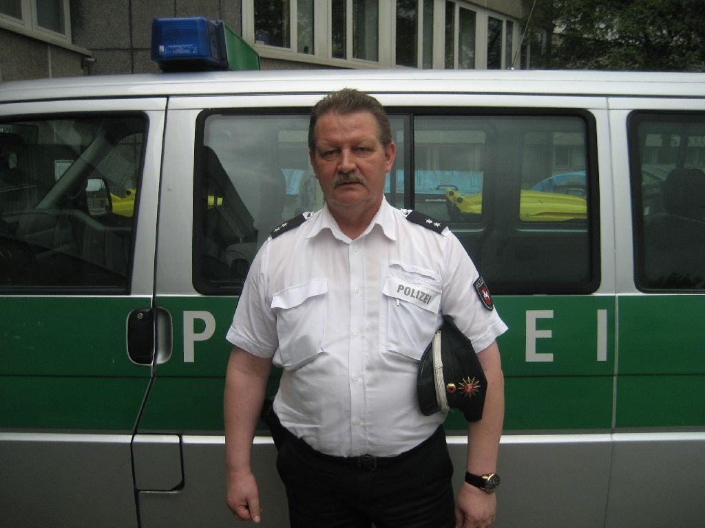 Verkehrssicherheitsberater Rainer Stapel vor seinem Dienstwagen