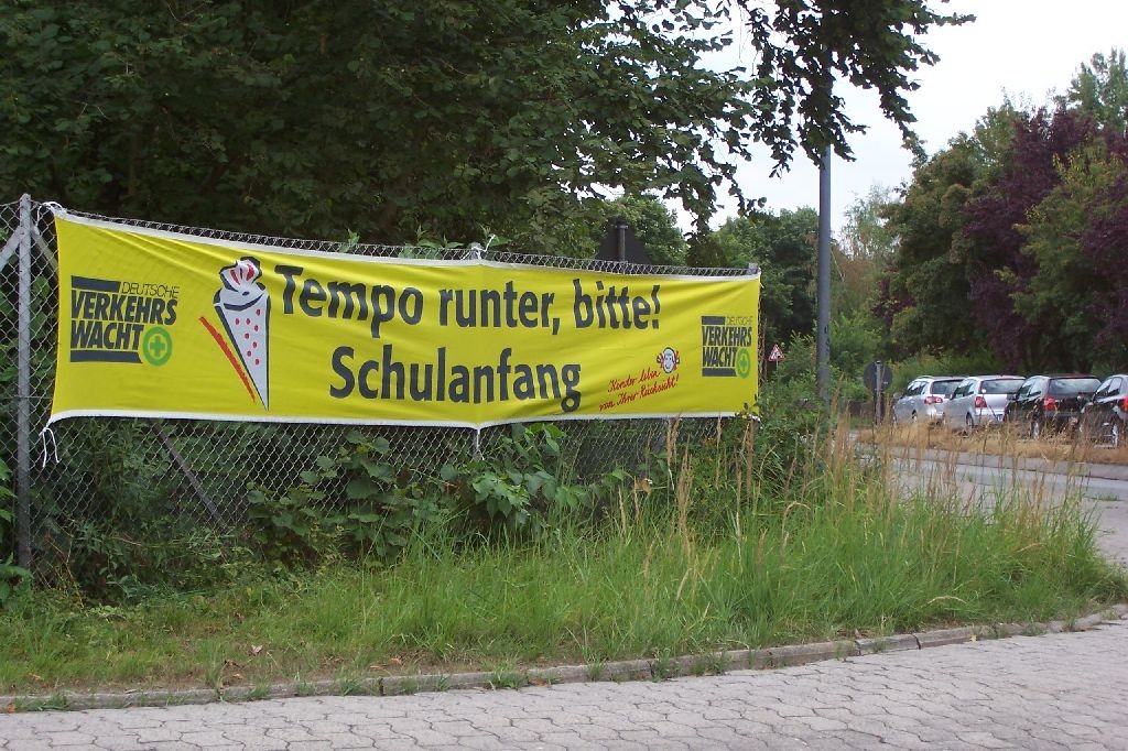 Ein Hinweisschild der Wolfsburger Verkehrswacht vor Schulen