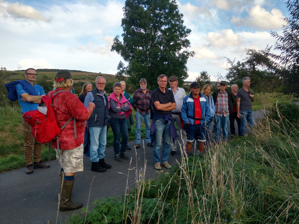 Am "NABU-Tümpel" der Ortsgruppe Tauberbischofsheim kehrte die Gruppe um zur anschließenden Versammlung.