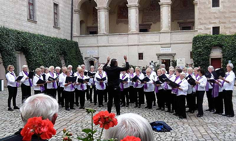 Singen im Schlosshof Melnik