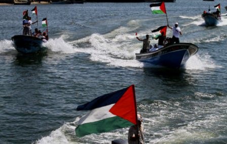 Gaza, d 2.juli 2011: Unge palæstinensiske aktivister i en solidaritets- aktion for FreedomGaza-flotillen