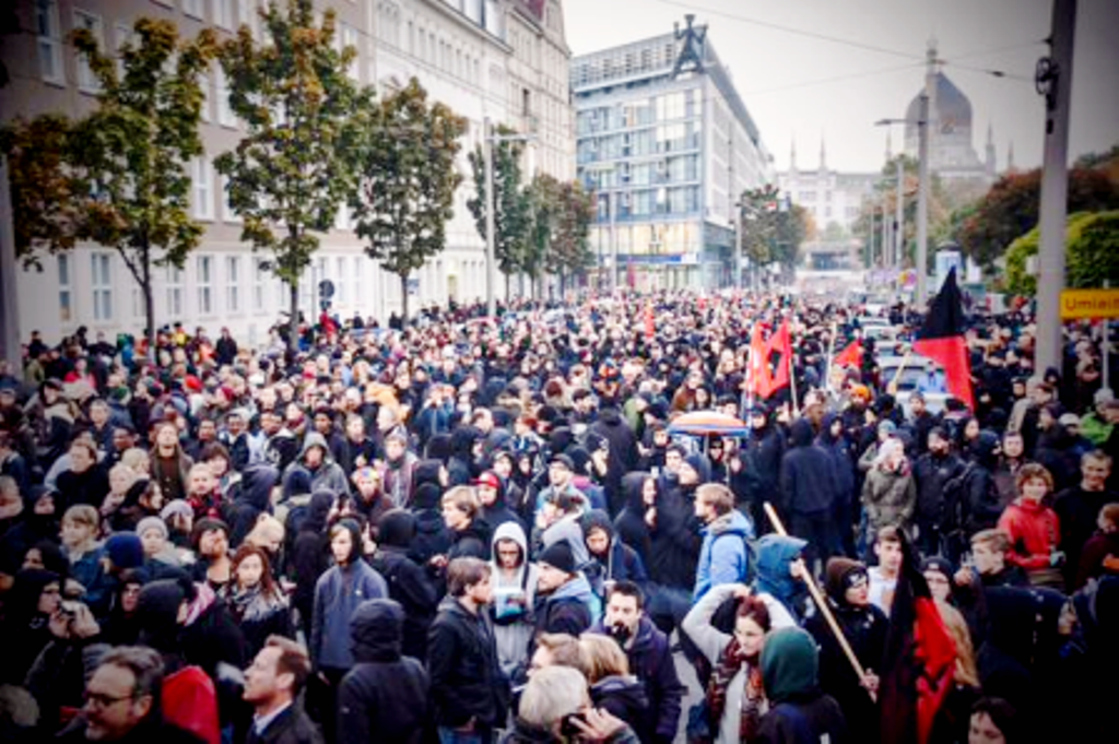 Antifa-demo blokken tager afsted fra 'Bahnhof -Mitte'