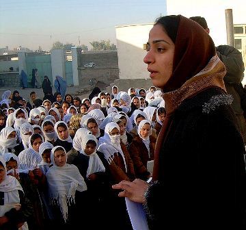 Malalai Joya’s besøg på en pigeskole i Farah-provinsen