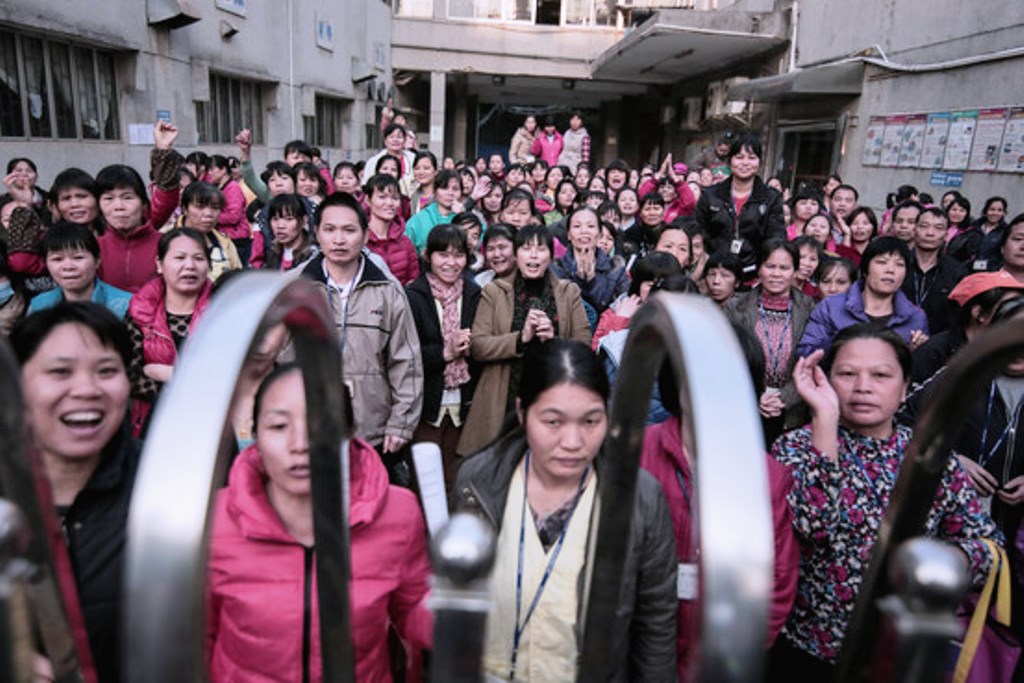 Arbejdere ved en strejkeforsamling på en tekstilfabrik, for at kæmpe for pensionsydelser i Shenzen, i Guangdong provinsen.  