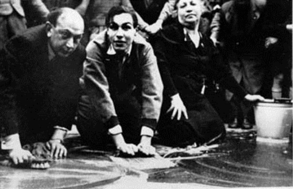 Wien, marts 1938: Jøder bliver tvunget til at rengøre fortorvet med små børster.