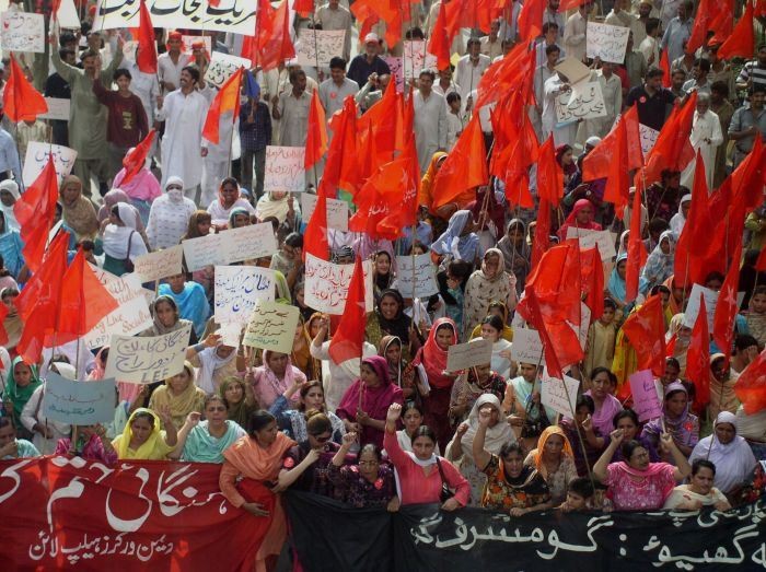 Arbejderkvinder demonstrerer i Lahore