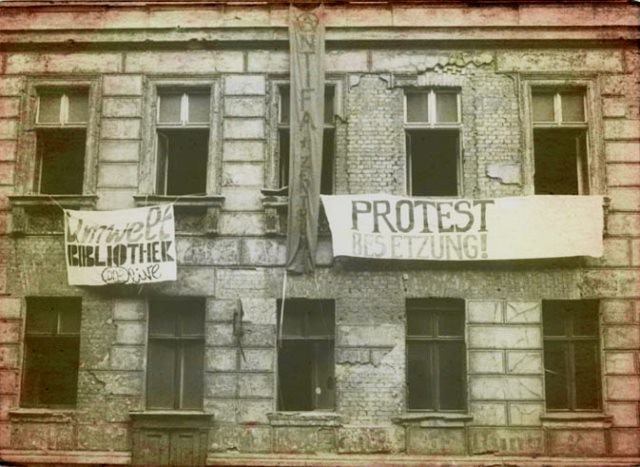 I det bz'atte hus i Berlin, Lottumstraße 10a holdt det venstreradikale "Umweltbibliothek" til.