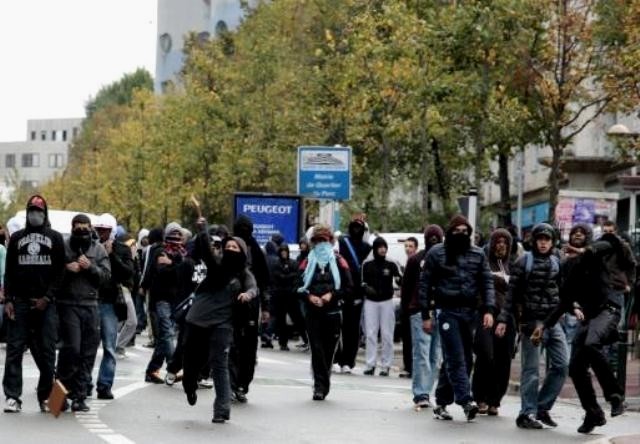 Venstreradikale demonstrerer mod det parlamentsorienterede højrenationalistiske parti 'Front National's march i Paris 2012