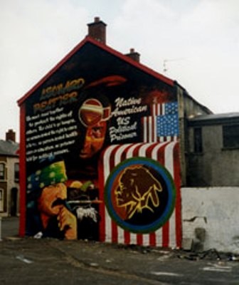 Leonard-Peltier-vægmaleri i Belfast