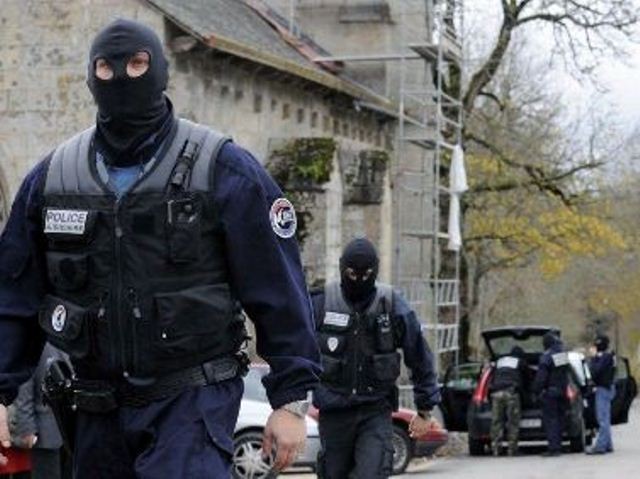 Fransk antiterrorpoliti anholder 9 aktivister i landsbyen Tarnac, den 11.november 2008