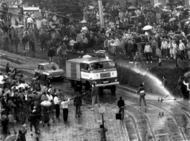 Politienheder anvender vandkanoner imod demonstranter, Plauen den  7. Oktober 1989