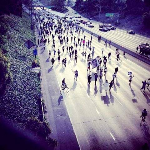 Demonstranter blokerer 'freeway 10' i Los Angeles 