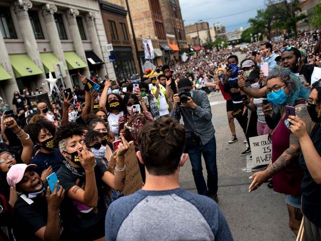 Minneapolis borgmester Jacob Frey møder vrede protester