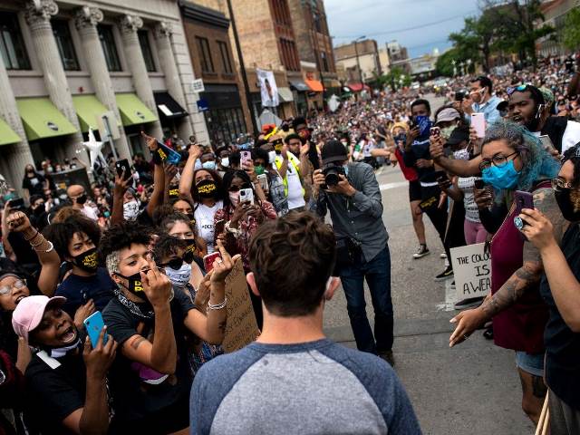 Minneapolis borgmester Jacob Frey møder vrede protester 