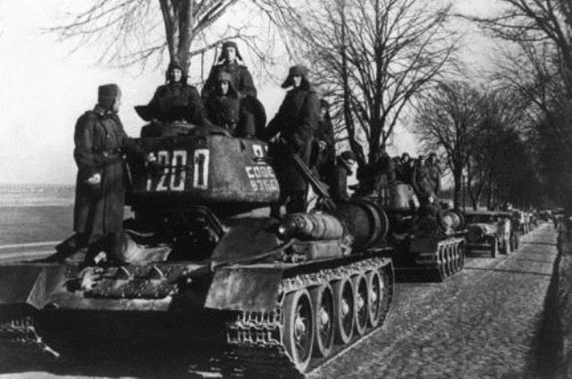 Sovjetiske tank-enheder på vej til Berlin, april 1945