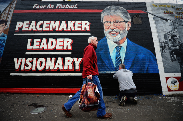 Valgplakat med Gerry Adams i Belfast